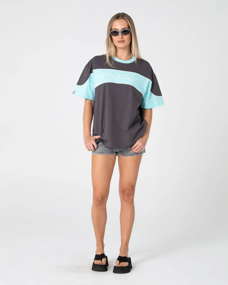 Rusty Kinetic OS Graphic Tee l Carbon/Aqua